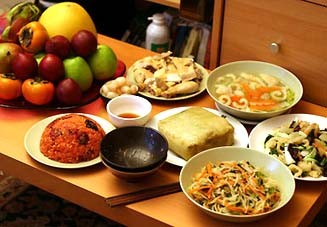 Le repas du réveillon, un trait culturel traditionnel des Hanoiens - ảnh 1